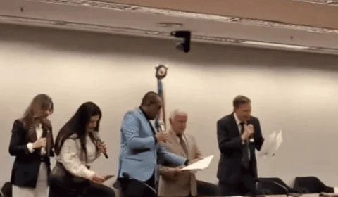 Projeto de anistia ganha trilha sonora com parlamentares cantando na Câmara