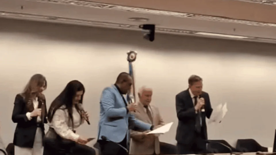 Projeto de anistia ganha trilha sonora com parlamentares cantando na Câmara