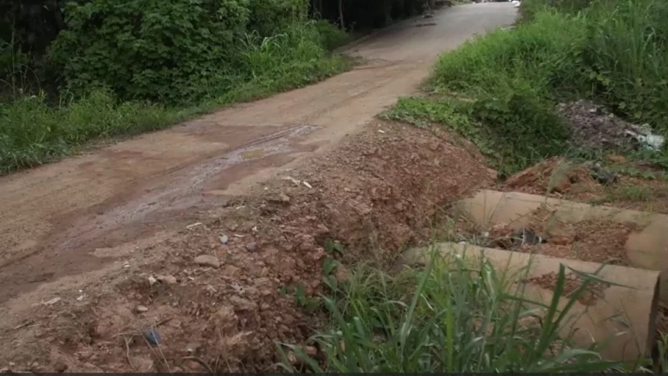 VÍDEO: Buracos, lama e risco de desabamento preocupam moradores do bairro Mariana em Porto Velho