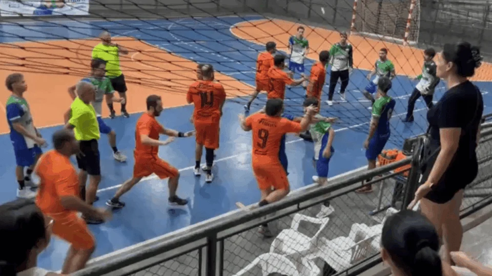 VÍDEO: briga generalizada interrompe partida de handebol em Rondônia