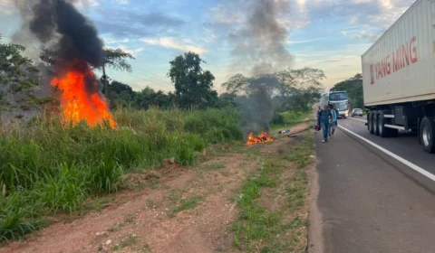 VÍDEO: Acidente entre carro e moto deixa duas pessoas mortas próximo a Presidente Médici (RO)
