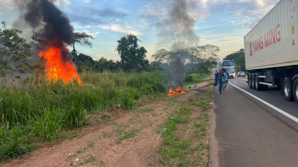 VÍDEO: Acidente entre carro e moto deixa duas pessoas mortas próximo a Presidente Médici (RO)