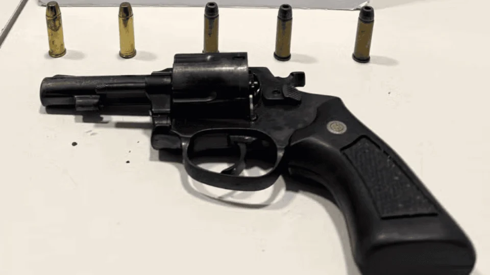 Homem armado é detido ao parar para observar acidente no Acre