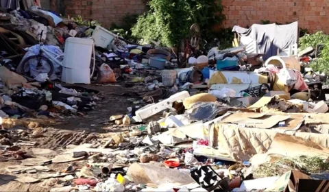 VÍDEO: Moradores denunciam abandono e acúmulo de lixo em antiga sede da Caerd; veja a nota da Companhia
