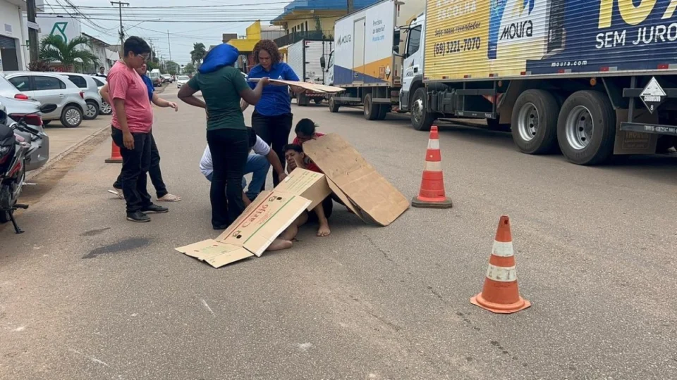 VÍDEO: Motociclista fica com perna dilacerada após colisão no bairro Nova Porto Velho