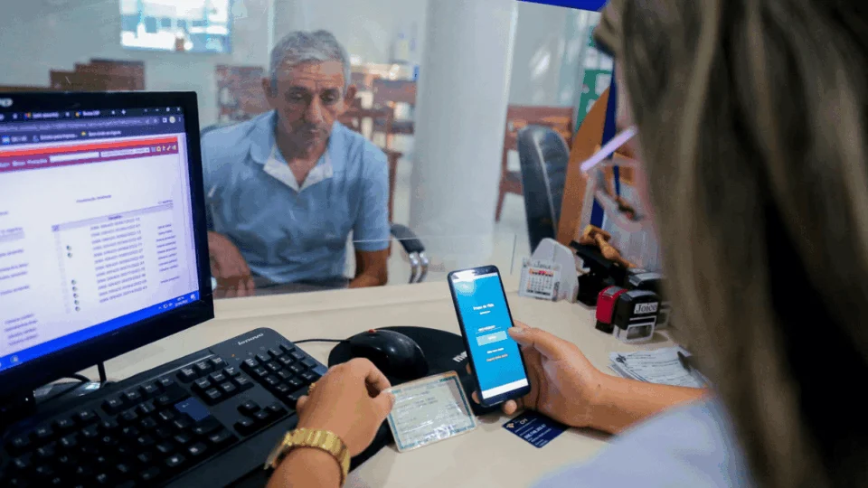Mais de 340 aposentados e pensionistas no Acre têm pagamentos bloqueados; entenda
