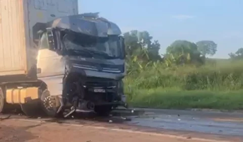 VÍDEO: Colisão entre caminhão e ônibus interrompe tráfego na BR-364 em Jaru (RO)
