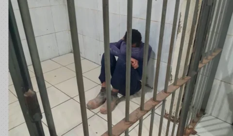 VÍDEO: Homem tenta furtar produtos de higiene e é detido na saída de supermercado em Porto Velho