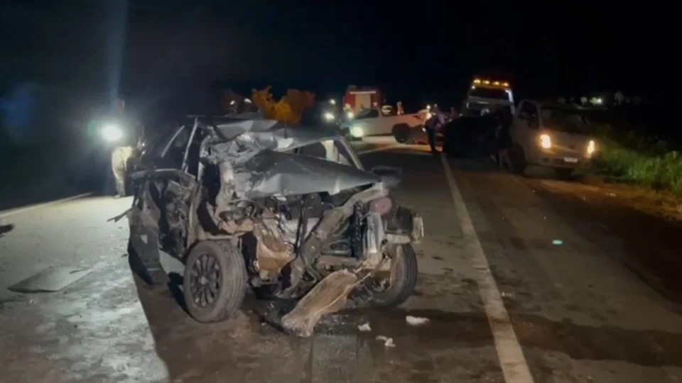 VÍDEO: Acidente na BR-319 deixa homem ferido após colisão entre ônibus e carros