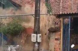 VÍDEO: Desabamento de casa mobiliza Corpo de Bombeiros e Defesa Civil em Porto Velho