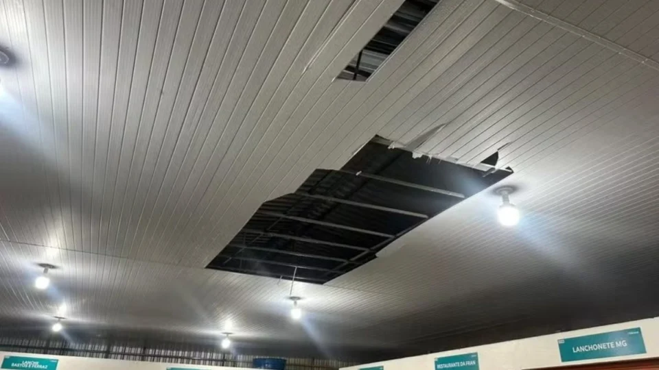 Temporal provoca desabamento de forro em feira e alagamentos em Manaus