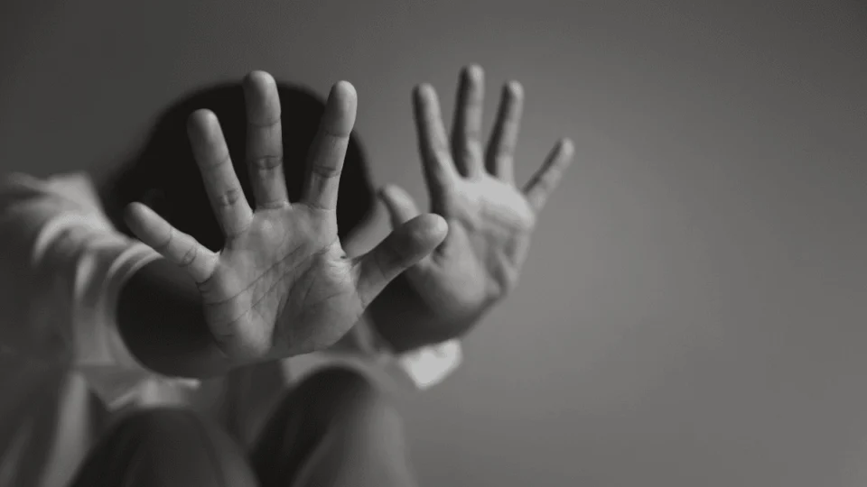 Lei que garante atendimento prioritário a mulheres vítimas de violência é sancionada no Acre