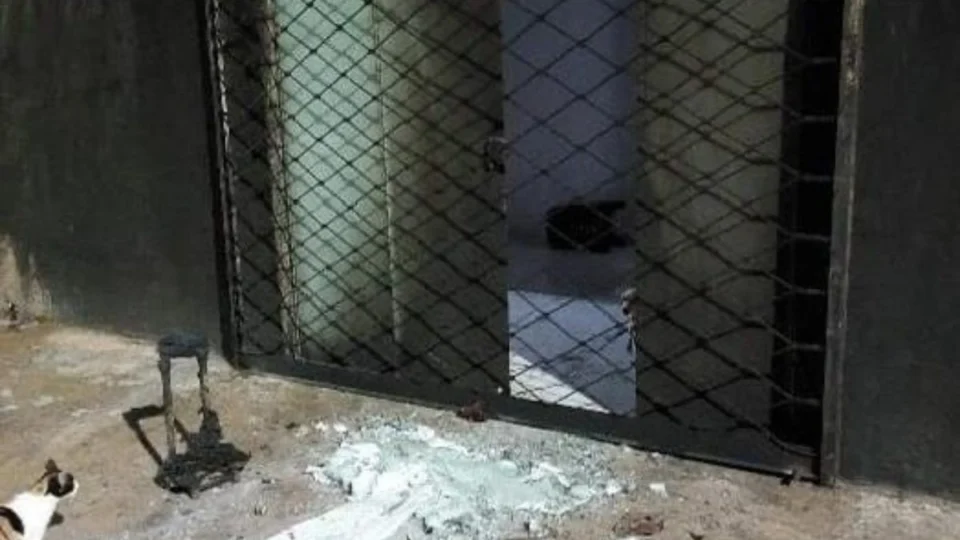 Três criminosos encapuzados tentam incendiar residência de policial penal em Porto Velho