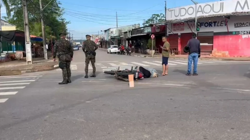 VÍDEO:  Gestante em motocicleta bate contra traseira de carro e fica ferida em Porto Velho