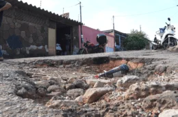 VÍDEO: rua tomada por buracos causa transtornos a moradores de bairro em Rio Branco