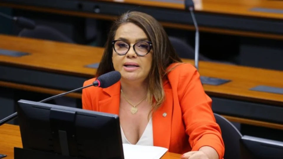 Deputada Helena Lima é alvo de ação do MPE por compra de votos