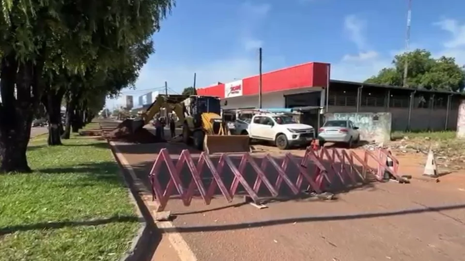 Vazamento de água interdita parcialmente Avenida São Sebastião