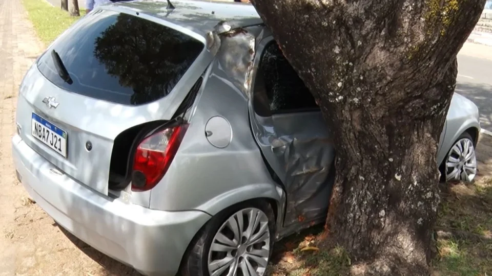 Motorista bate em árvore após tentar desviar de caminhão no bairro 31 de Março