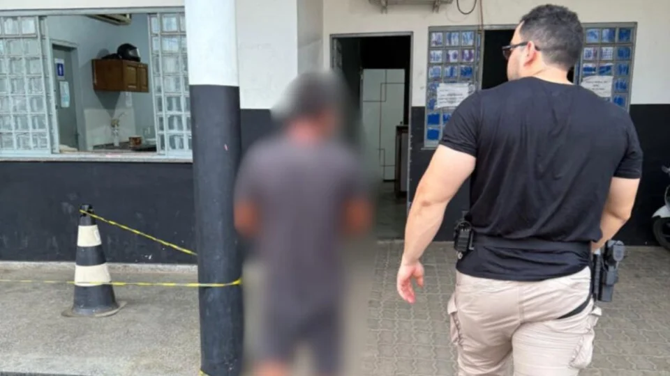 Homem é preso após manter companheira em cárcere privado e tentar fugir da polícia no Amazonas