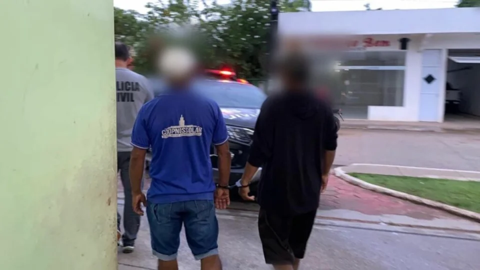 Mãe e padrasto são presos no Amazonas por obrigar adolescente a se relacionar com ele desde os 11 anos; vítima está grávida