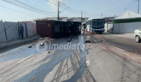 VÍDEO: Carreta com contêiner tomba e causa congestionamento na Autaz Mirim, em Manaus