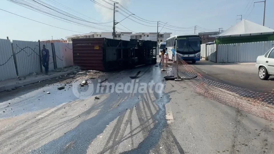 VÍDEO: Carreta com contêiner tomba e causa congestionamento na Autaz Mirim, em Manaus