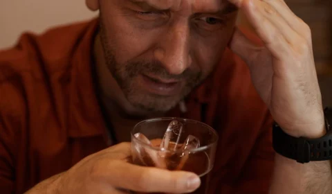 Bebidas com metanol têm sintomas parecidos com ‘ressaca comum’, mas escondem risco mortal