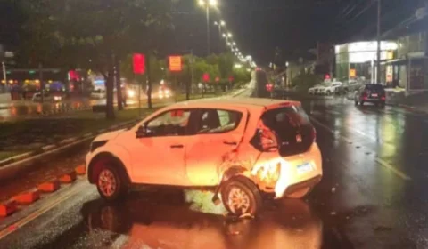 Caminhonete colide com Fiat Mobi e condutora foge