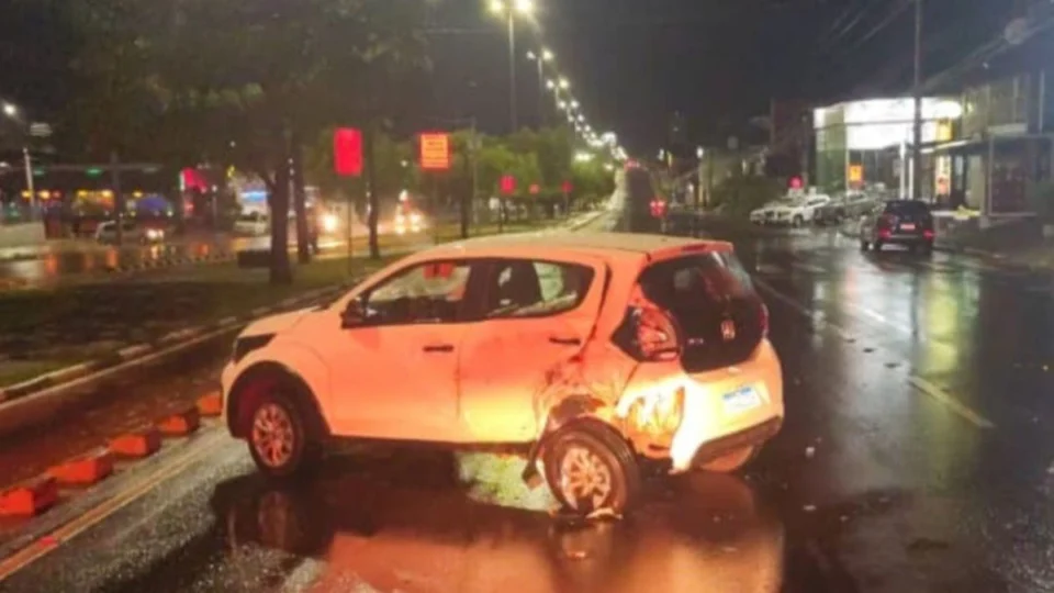 Caminhonete colide com Fiat Mobi e condutora foge