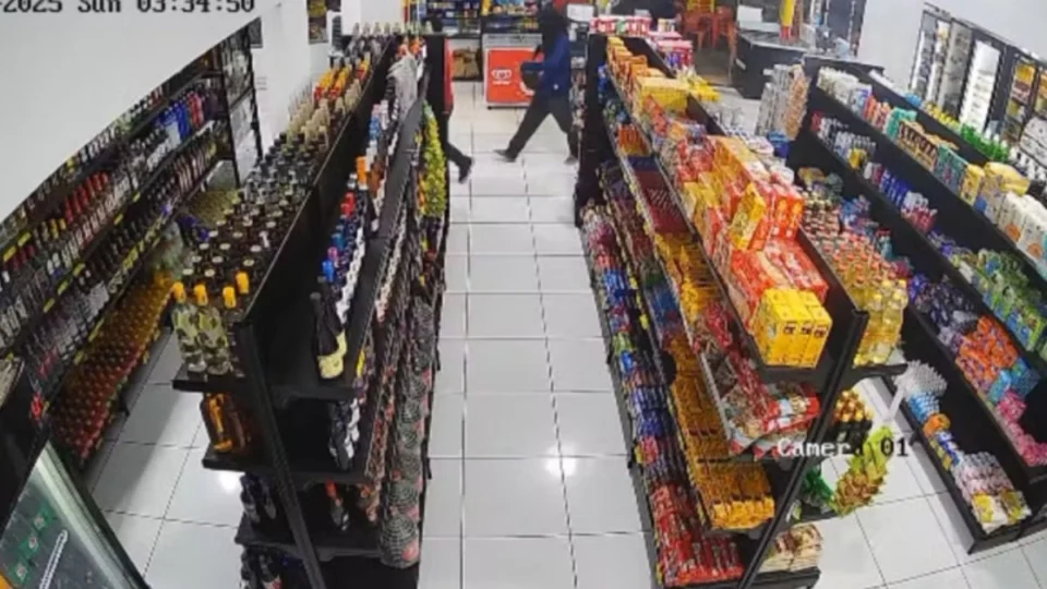 Três homens assaltam conveniência e desaparecem em carro com placa adulterada