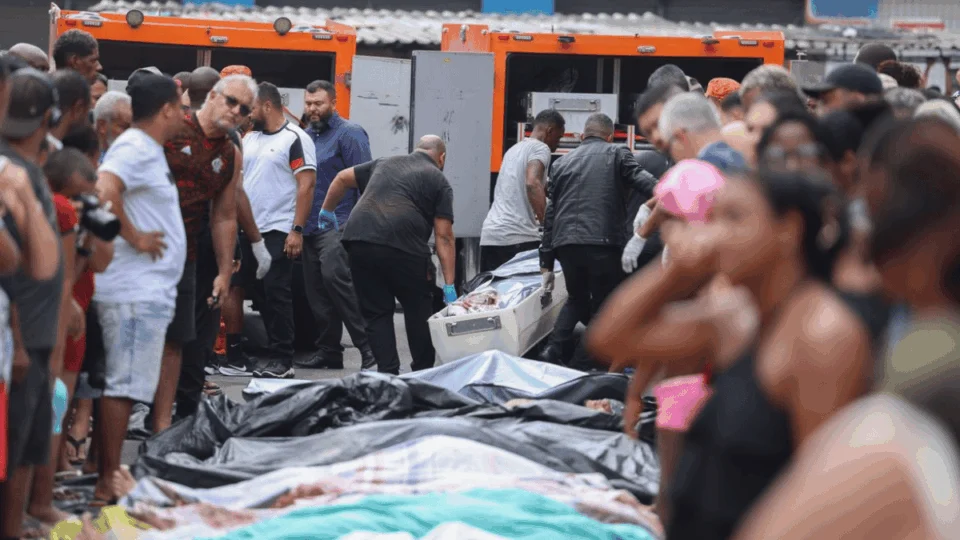 VÍDEO: Corpos são expostos em praça após megaoperação policial no Rio de Janeiro