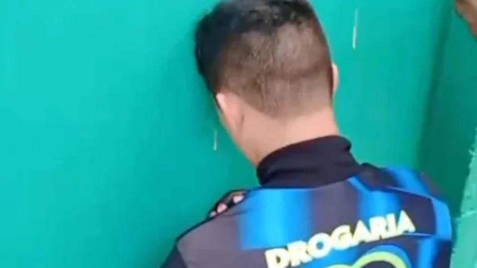 VÍDEO: homem cria perfil falso para assediar menina de 12 anos e é preso em Manaus