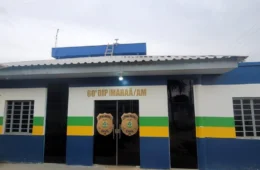 Homem é preso após agredir esposa com socos e chutes durante crise de ciúmes no Amazonas; agressões foram filmadas