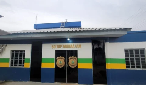 Homem é preso após agredir esposa com socos e chutes durante crise de ciúmes no Amazonas; agressões foram filmadas