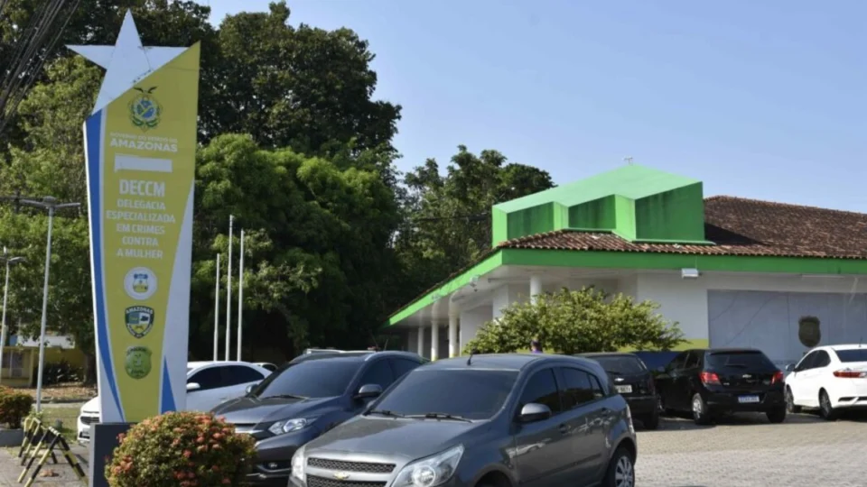 Homem é preso após espancar ex-companheira e ameaçar jogar filha na frente de ônibus em Manaus
