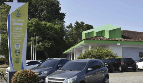 Homem é preso por colocar rastreador em carro e da ex e persegui-la na delegacia em Manaus