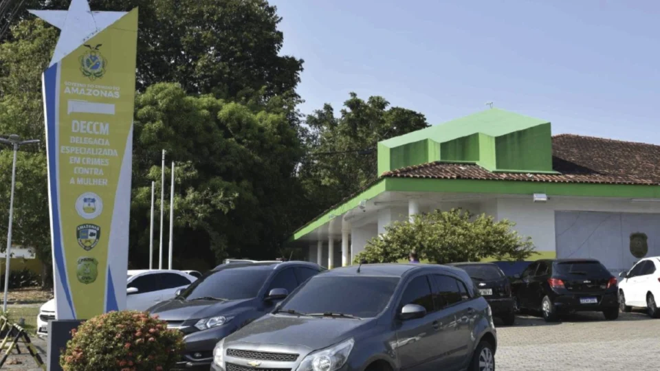 Homem é preso por colocar rastreador em carro e da ex e persegui-la na delegacia em Manaus