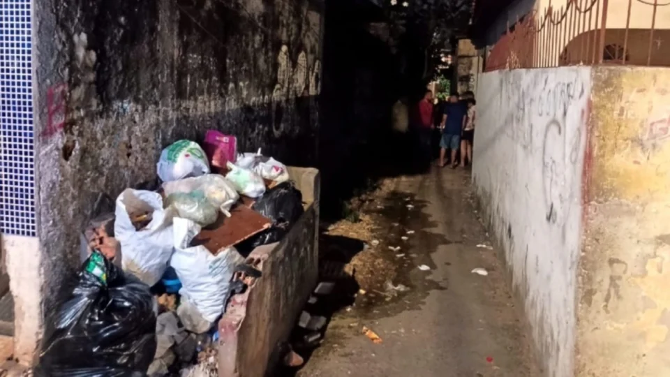 Homem é morto com vários tiros por dois suspeitos em beco de Manaus