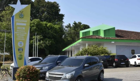 Homem chicoteia ex-mulher com fio de ar-condicionado após pedir dinheiro para filhos e é preso em Manaus