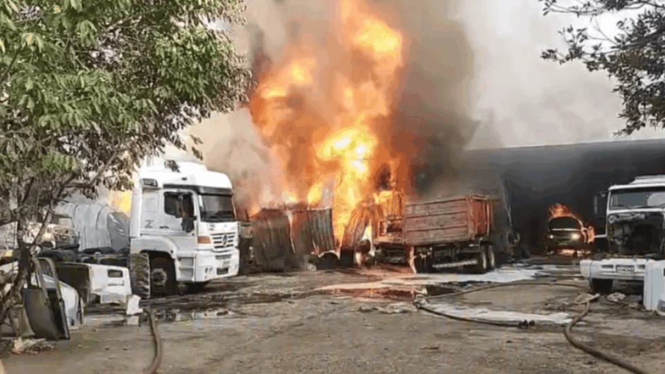 Incêndio de grandes proporções atinge depósito em Manaus; veja vídeo