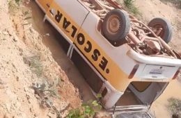 Kombi escolar capota em estrada vicinal do Cantá