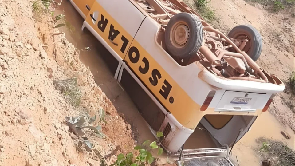 Kombi escolar capota em estrada vicinal do Cantá