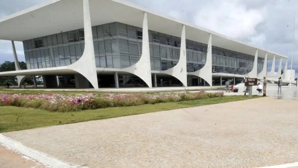 Lula elogia plebiscito popular que discute fim da escala 6×1 e taxação de ricos