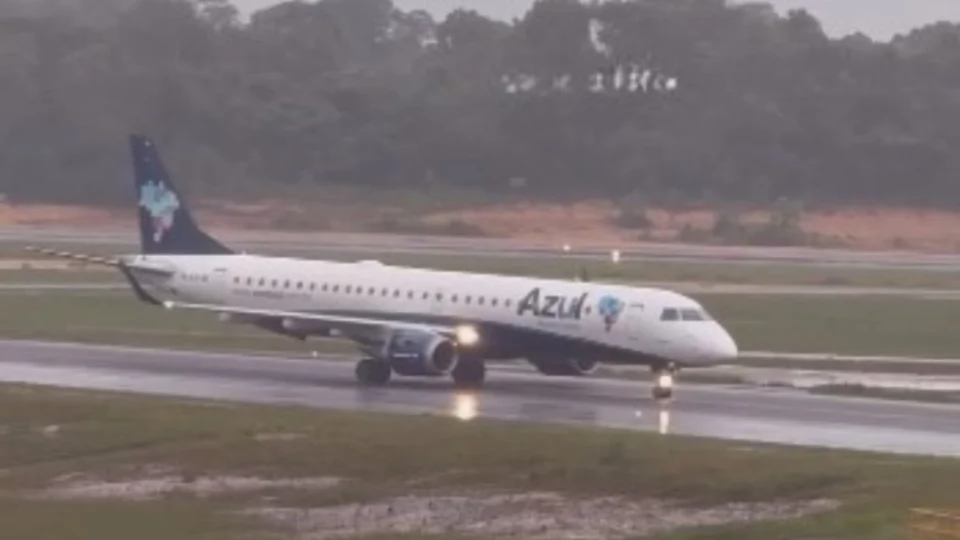 VÍDEO: avião faz pouso de emergência durante forte chuva em Manaus