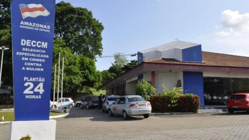 Homem preso por espancar e estuprar ex-companheira com tábua de madeira em Manaus