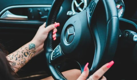 Mulher usava carros de luxo para atrair homens e furtar vítimas após encontros em Manaus