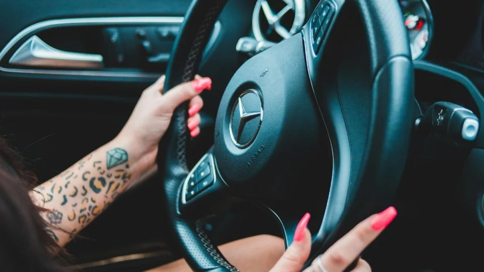 Mulher usava carros de luxo para atrair homens e furtar vítimas após encontros em Manaus