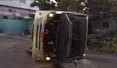 Microônibus perde freio, bate em poste e tomba em ladeira de Manaus
