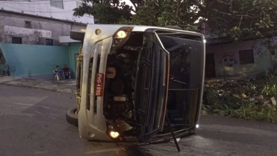 Microônibus perde freio, bate em poste e tomba em ladeira de Manaus