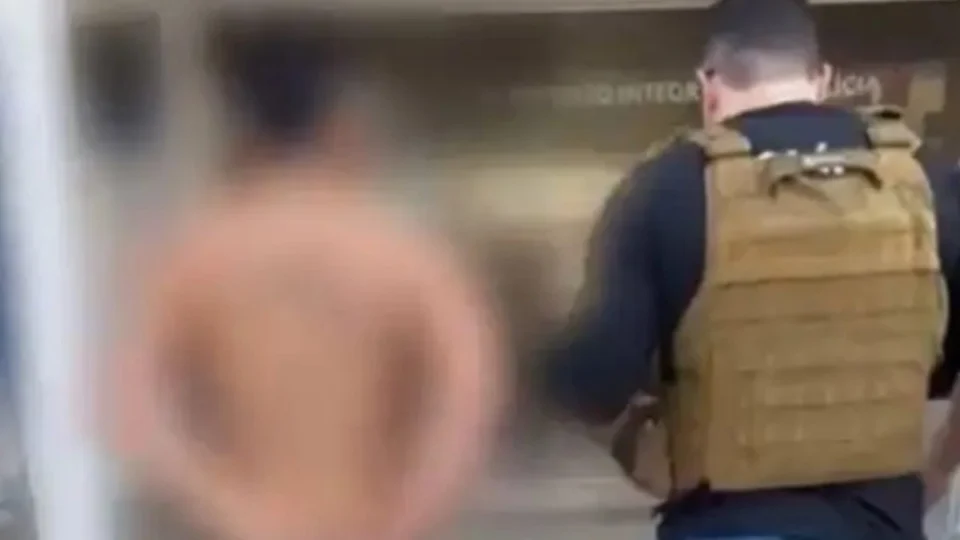 Homem é preso após atirar contra carro em Manaus; vítima acredita em crime encomendado